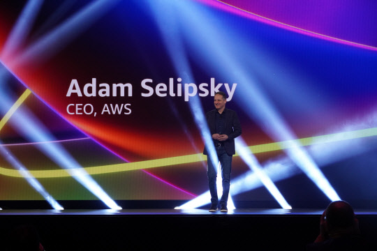 아담 셀립스키 아마존웹서비스 CEO가 작년말 개최한 연례행사 'AWS 리인벤트'에서 사업 비전을 발표하고 있다.       [AWS 제공]